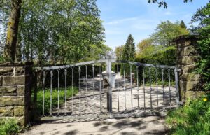 Gartenzaun und Steingarten